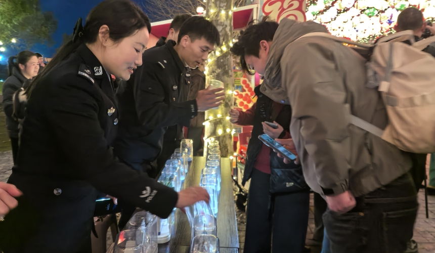 湖北咸安：“禁毒灯谜”闪亮三元庙会