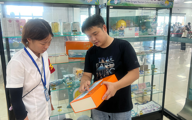 客戶經理指導商戶推薦銷售禮盒。