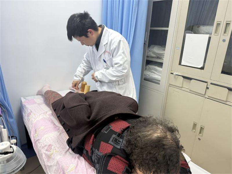 馮幼玉正在為患者做治療