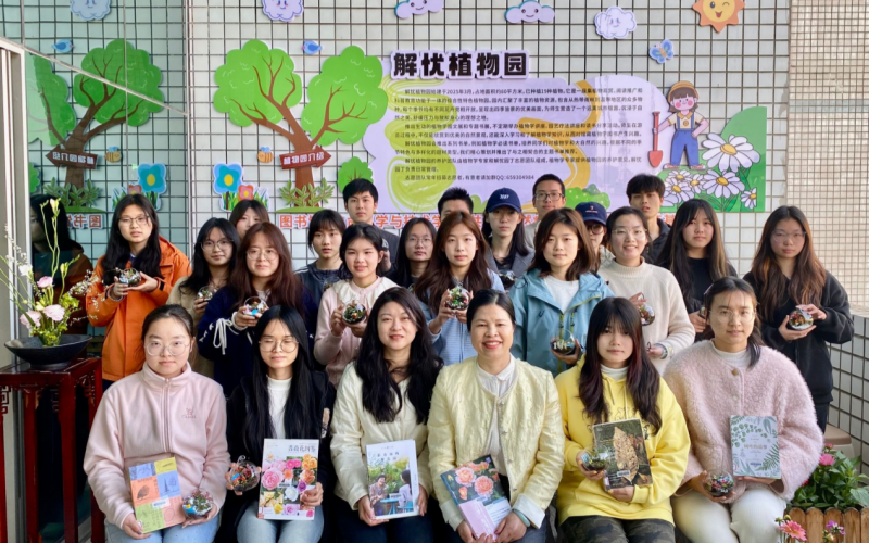 參與活動師生合影。學校供圖