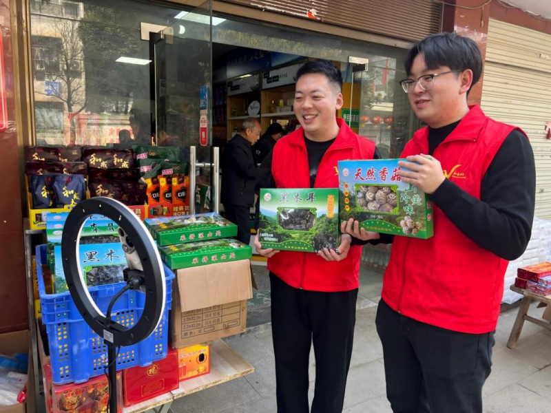 志願者在開展助農直播。