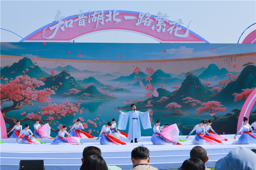 “知音湖北 超級文旅日”相約春天賞櫻花活動在武漢花博匯啟幕。開幕式上的舞台表演吸引市民游客前來觀看。人民網 彭昀迪攝