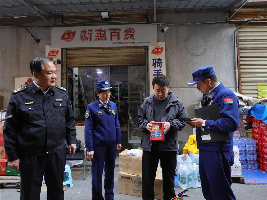 鄂州市消防救援局聯合市場監管部門開展消防產品質量安全專項檢查。汪瀾攝