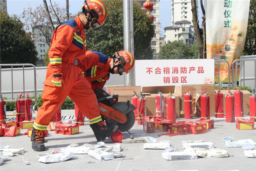 恩施州消防救援人员利用切割锯对不合格消防产品进行破拆销毁。李琼摄