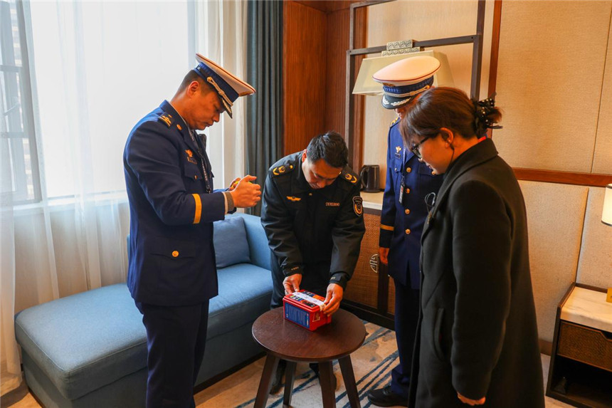荆门市掇刀区消防救援局联合区市场监督管理局执法人员，依法依规对现场存疑产品进行封样。  魏欢欢摄