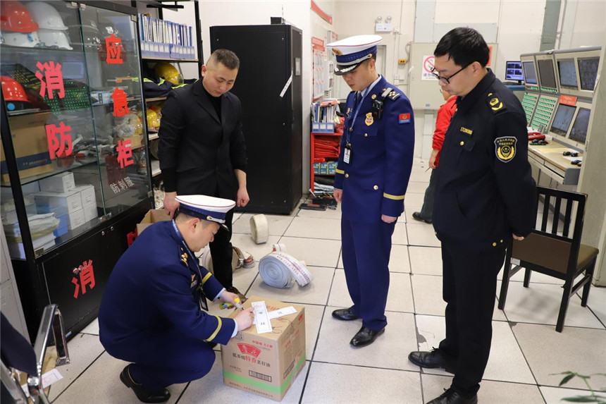 随州市联合检查组对查获的涉嫌假冒伪劣产品依法实施封样。彭莱珂摄