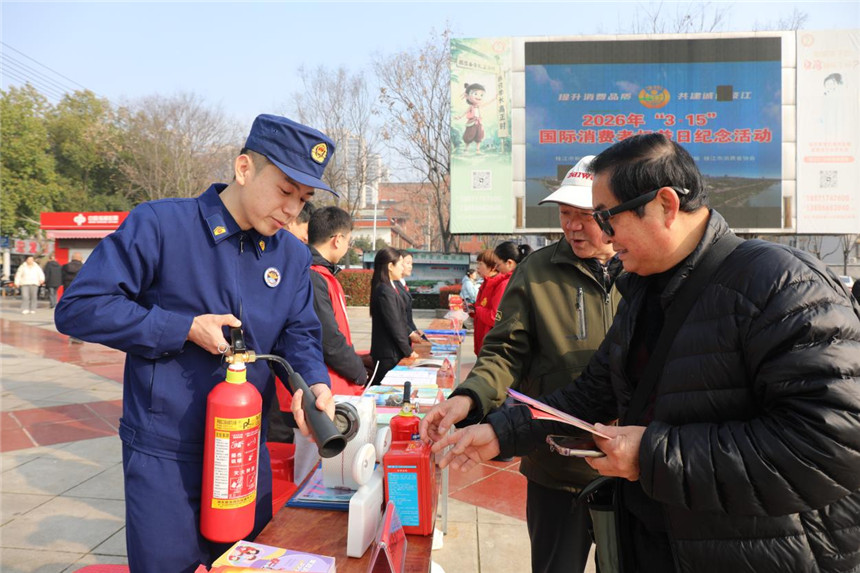 宜昌市消防宣传人员在“315”活动现场指导市民辨别真假消防产品。刘婷婷摄