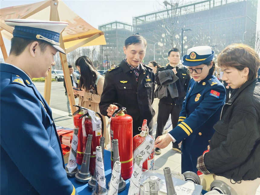 在武汉市“3·15”活动现场,消防监督员正手把手教市民辨别假冒伪劣消防产品。汉消宣摄