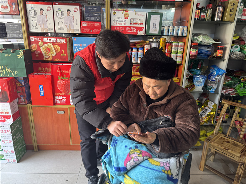 普法志願者深入農村指導客戶觀看普法視頻