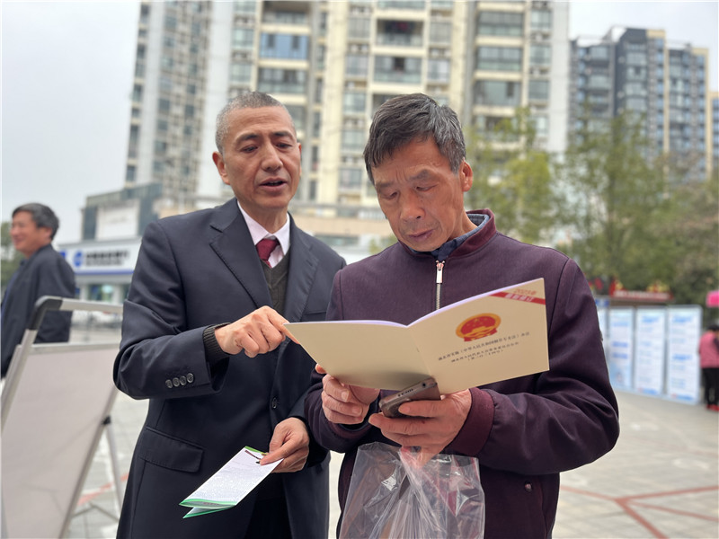 工作人員（左）向社區群眾宣傳消費者權益保護相關知識