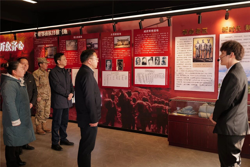 全体人员参观仙人山抗战红色教育基地