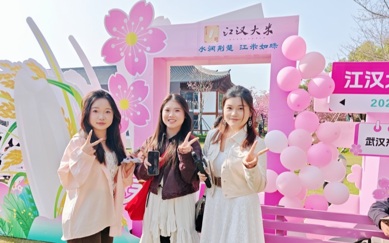 青春洋溢的脸庞。