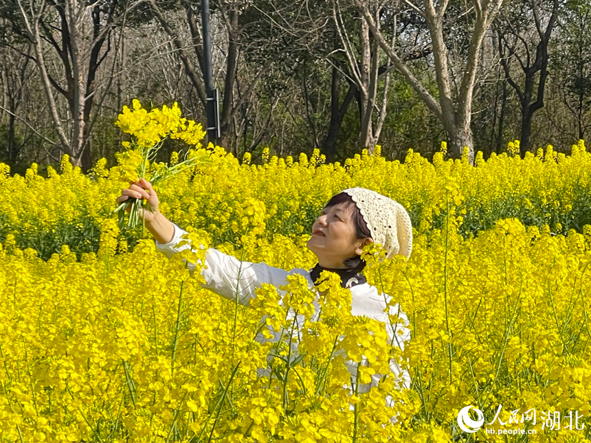 游人正在拍照。