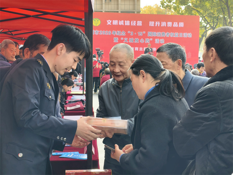 当阳市局执法人员向现场群众讲解真假烟辨别技巧