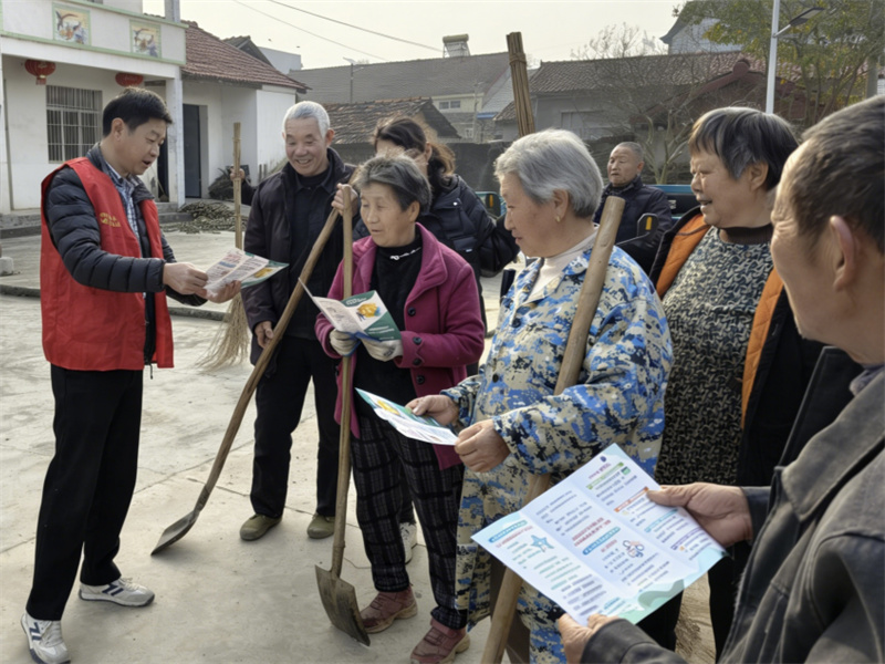当阳市局驻村工作队向群众宣讲维权知识
