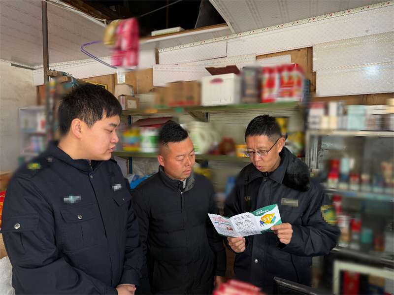 当阳市局执法人员向零售户宣传相关法律知识
