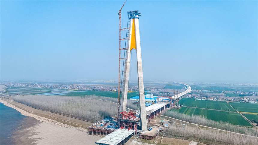 湖北荆州两座长江大桥“拔节生长”