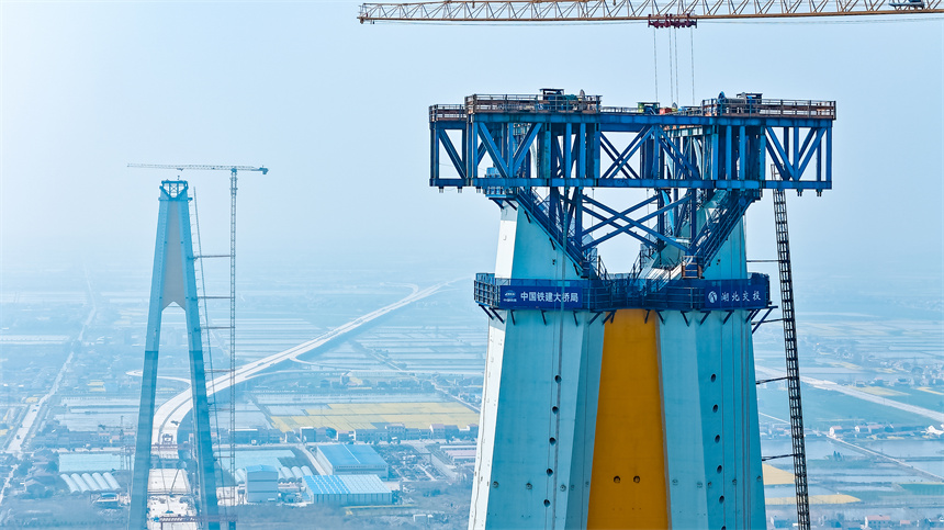湖北荆州两座长江大桥“拔节生长”【2】