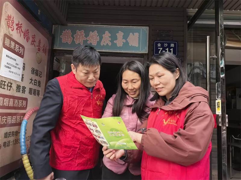 志愿者开展入户普法。赵丽摄