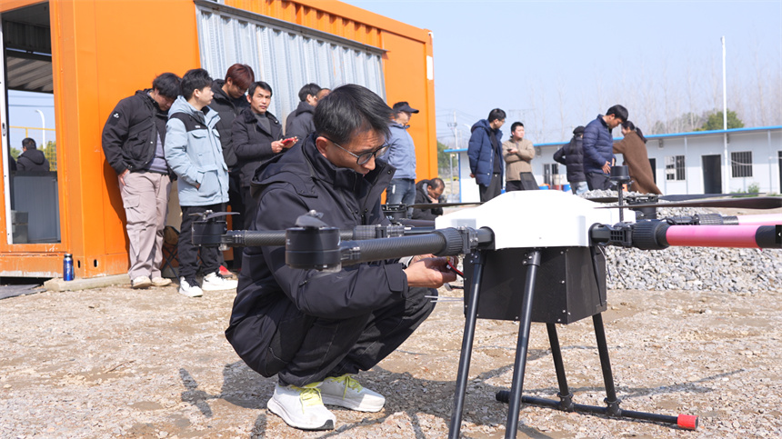 无人机驾驶实操课。