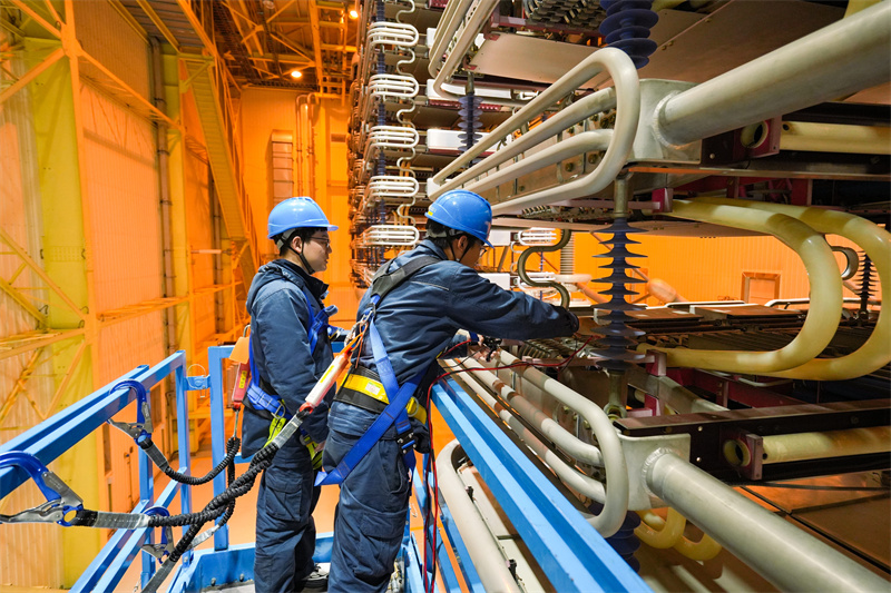 国网湖北直流公司检修人员开展晶闸管阻抗检测。李心雨摄