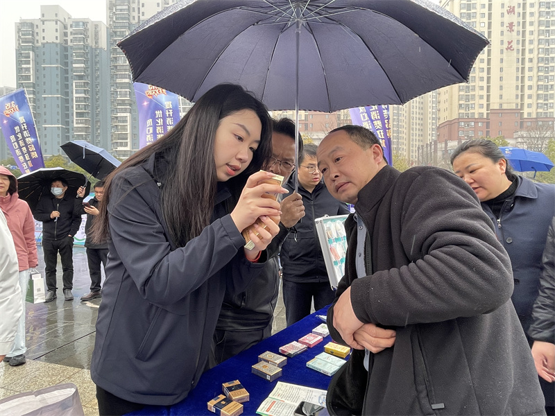 工作人员向群众科普烟草相关法律法规