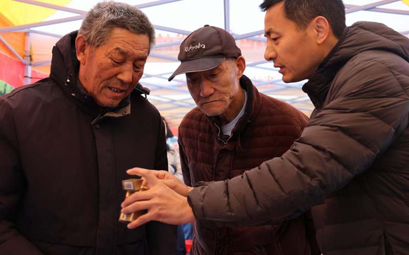 专卖执法人员向市民讲解真假烟鉴别方法