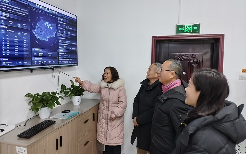 客户经理在进行对标数据分析。