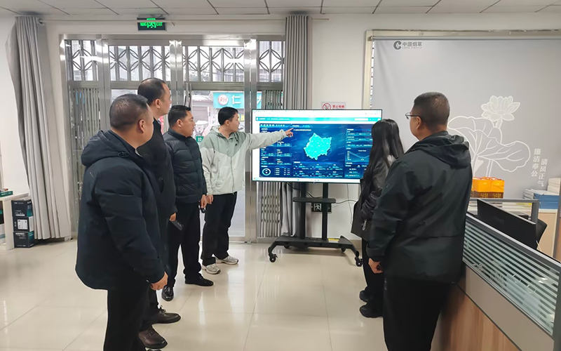 管理所（市场部）工作人员在分析目标指标完成情况。