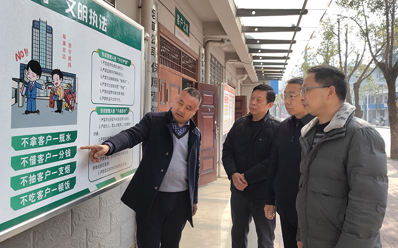 工作人员在介绍基层部所“四个一”行为准则。