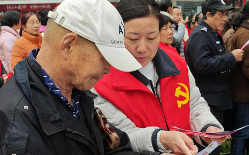 志愿者开展普法宣传