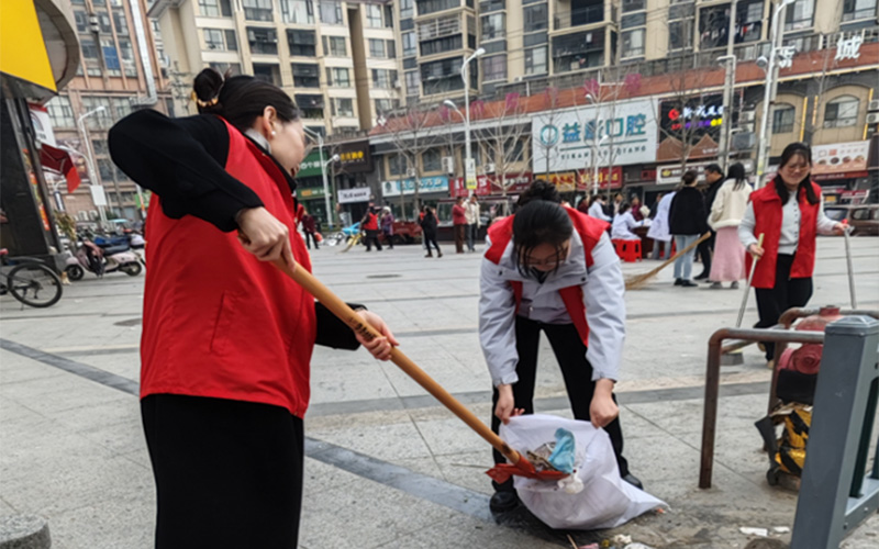 志愿者进行社区街道清扫。