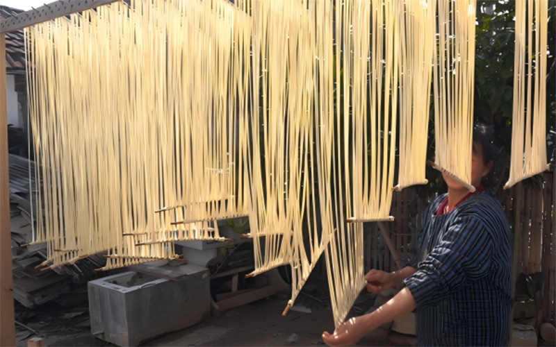 志愿者帮助村民进行油面晾晒。