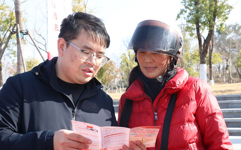 黄冈市局积极开展“宪法宣传周”普法活动。