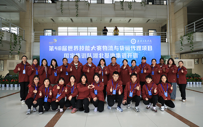 参训队员、教练团队、专家合影。芮雨欣摄