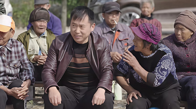 驻村工作队了解村民生活情况。张攀摄