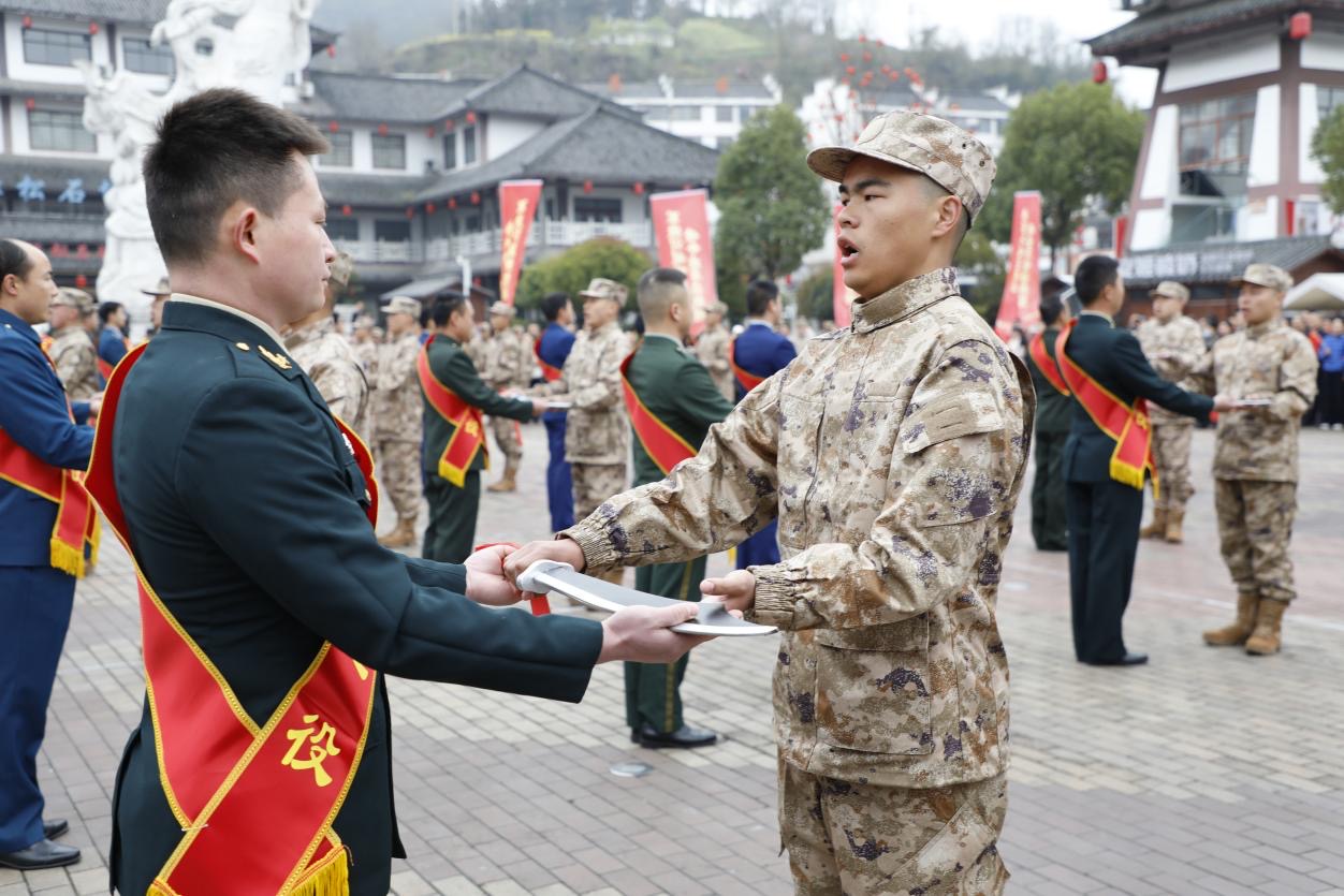 启程！热血青年奔赴军营