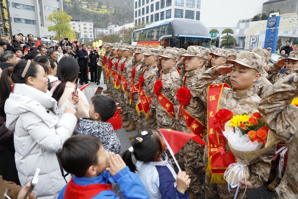启程！热血青年奔赴军营【3】
