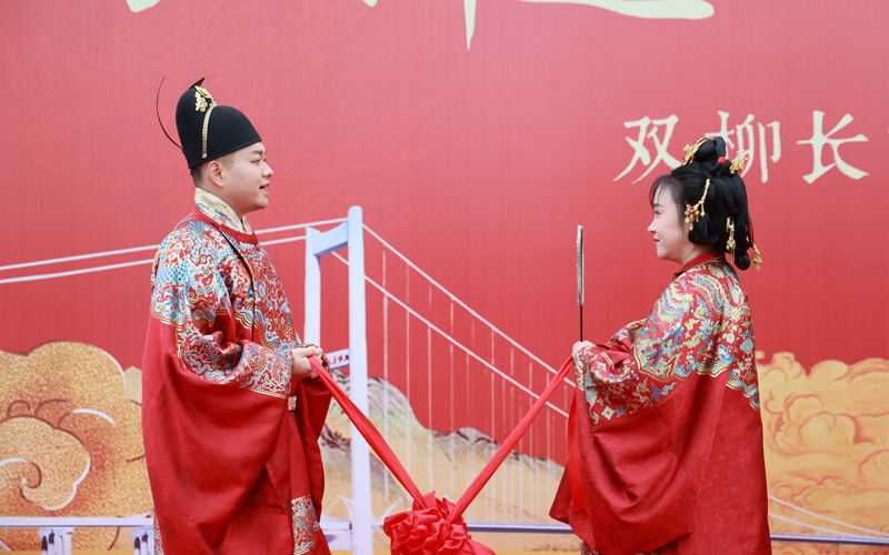 双柳长江大桥上演浪漫集体婚礼。