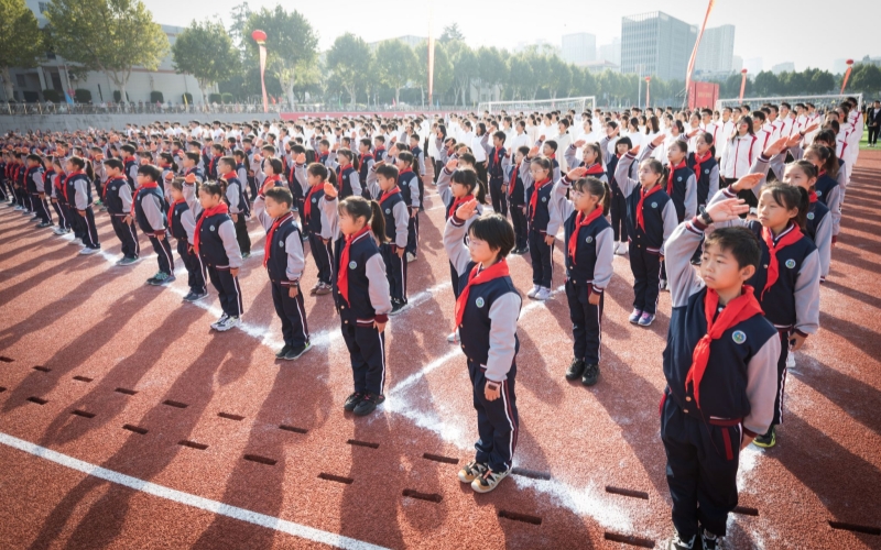 大中小學生共同開展國旗下的大思政課。中國地質大學(武漢)供圖