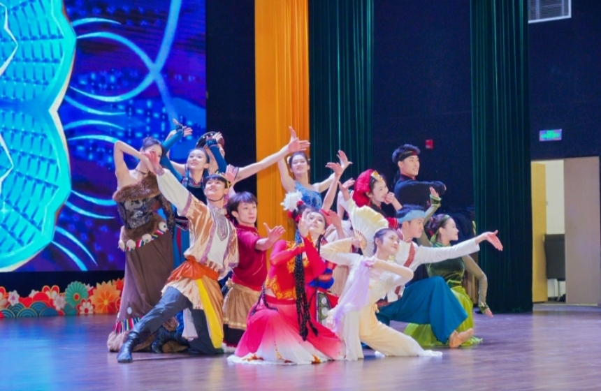 开场舞蹈《锦绣一家·舞中华》节目现场。学校供图