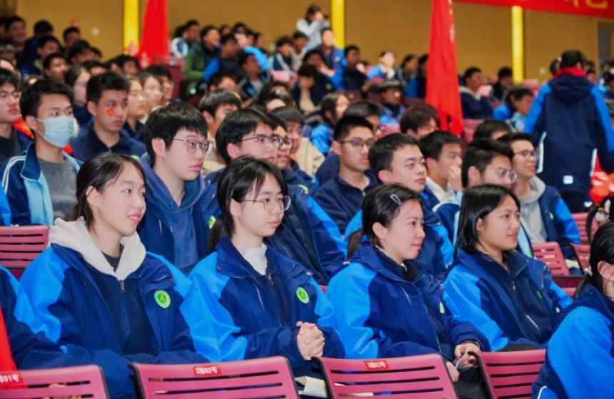 武汉市洪山高级中学高三学子认真观看表演。学校供图
