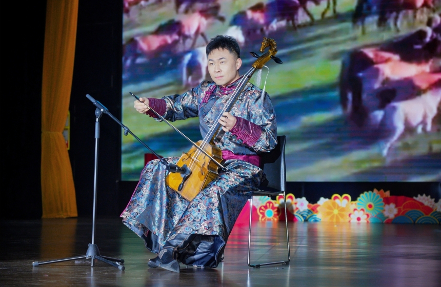 马头琴独奏《万马奔腾》节目现场。学校供图