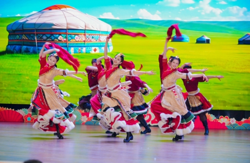 舞蹈《青春放歌》节目现场。学校供图