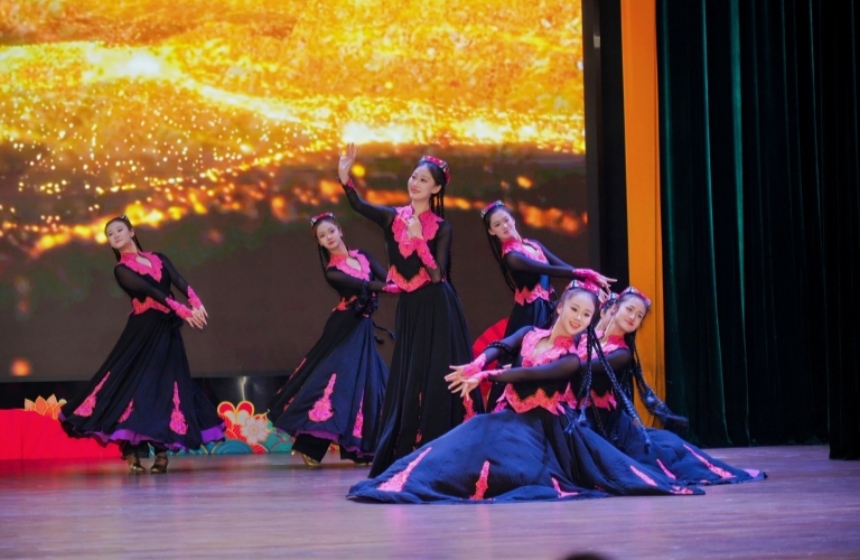 舞蹈《寻梦彼岸》节目现场。学校供图