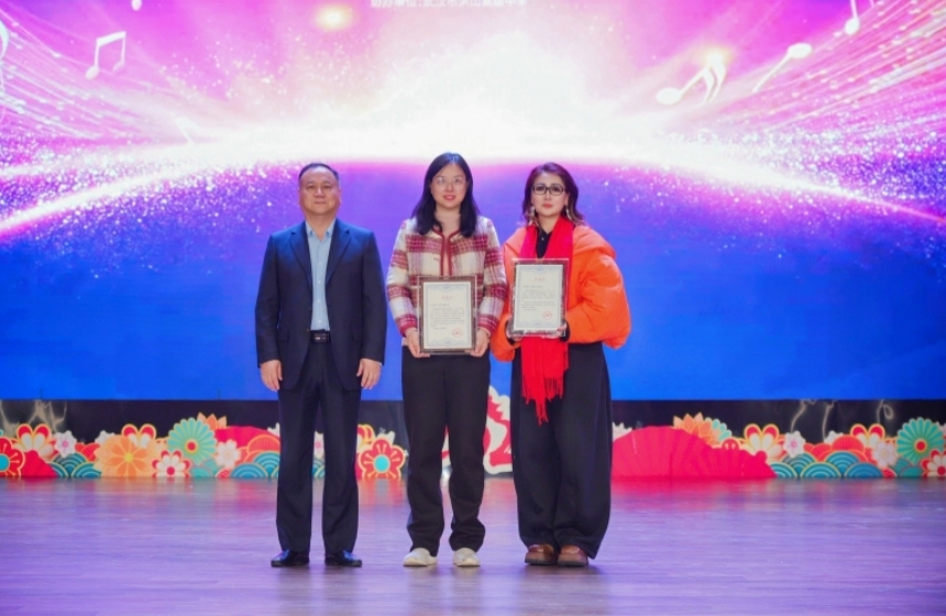 武汉市洪山高级中学向中南民族大学送上致谢函。学校供图