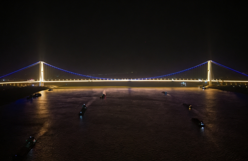 夜色中的双柳长江大桥。杨鑫摄