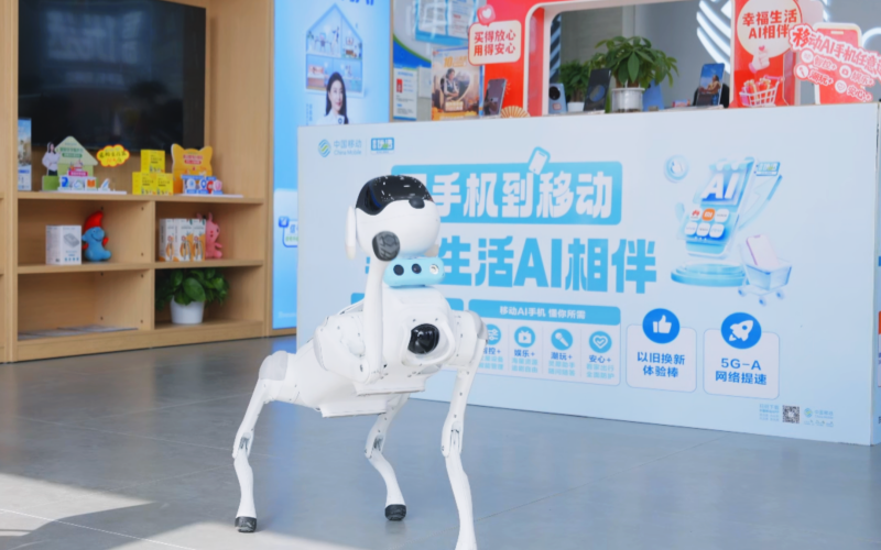 在湖北武漢中國移動光谷五路營業廳內，“靈犀”機器狗正忙著與顧客互動交流。