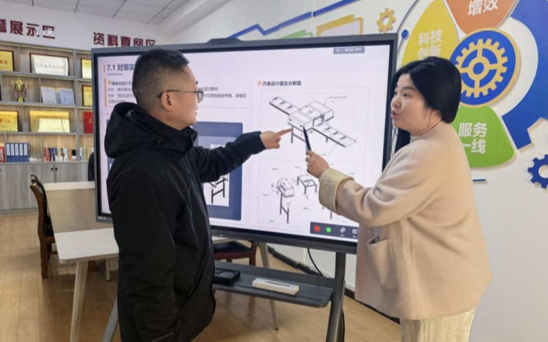 業務導師正在與青年骨干開展課題研討。