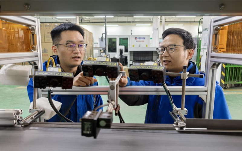 技術骨干正在教授青年骨干設備運行原理。